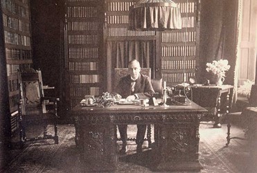 <p>Mr. Dr. J.G. Stenfert Kroese in de werkkamer van zijn advocatenkantoor, vertrek 0.02. Stenfert Kroese hield vanaf 1917 kantoor in Koestraat 10 (<em>K10, binnen zonder kloppen</em>). </p>
